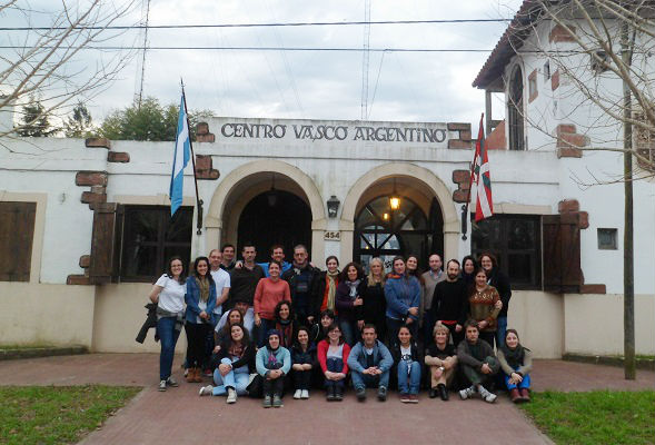 Alumnos y profesores que participan esta semana en el Barnetegi junto a anfitriones del Zingirako Euskaldunak frente a la sede de la euskal etxea